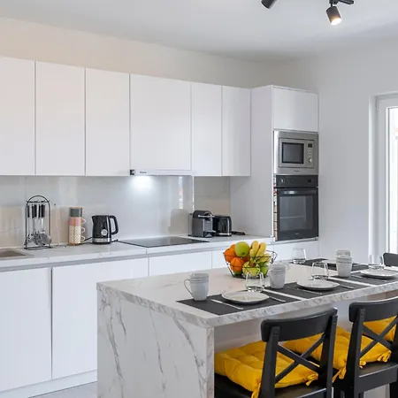White Sunshine Apartment